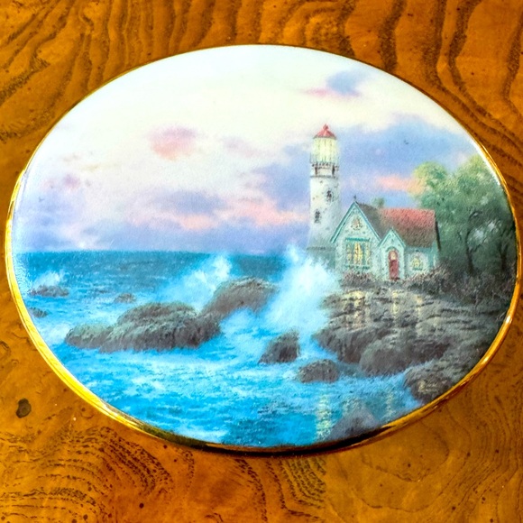 Thomas Kinkade, “BEACON OF HOPE” Lighthouse Music Box - Picture 2 of 5